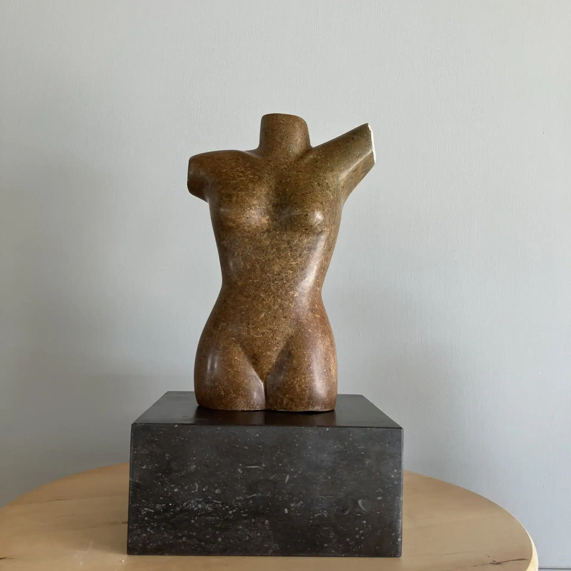 Maresi beeld van Braziliaans speksteen. 22 cm hoog. Sokkel: 17 x 17 x 8 cm hoog.
