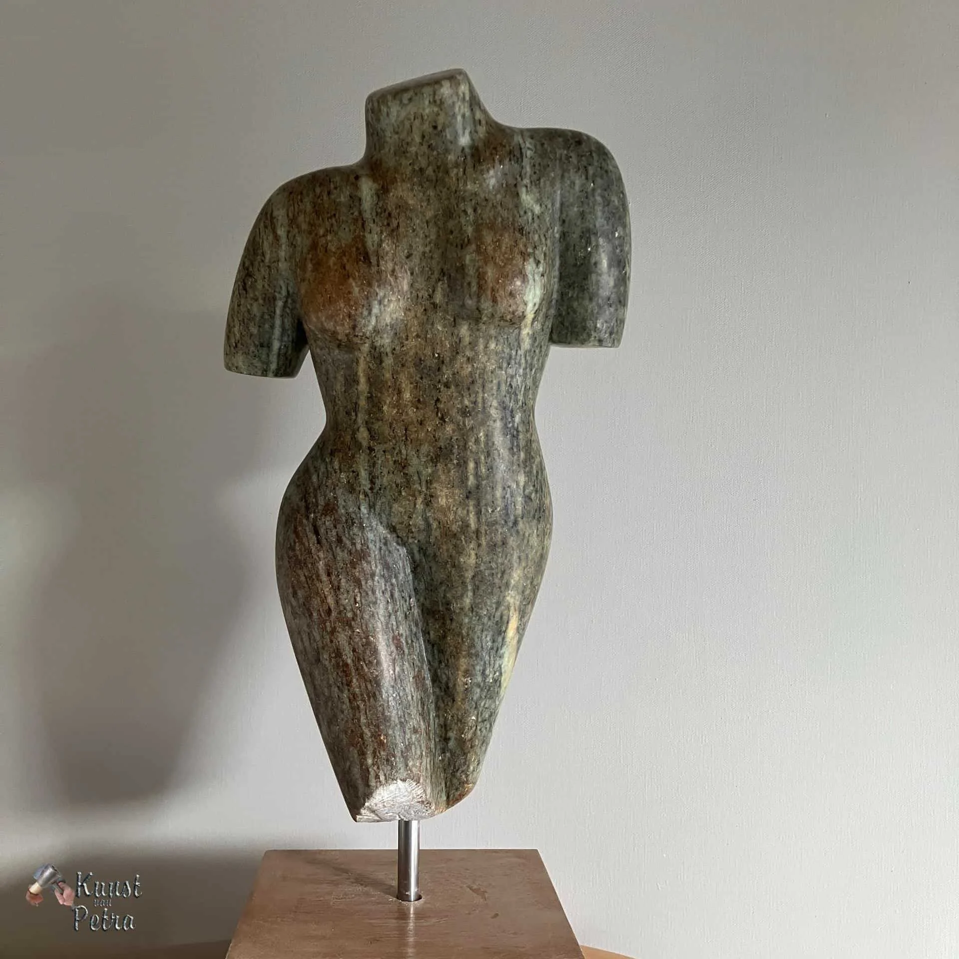 Joice - beeld van Braziliaans speksteen ± 32 cm hoog Sokkel 15*15*10 cm.